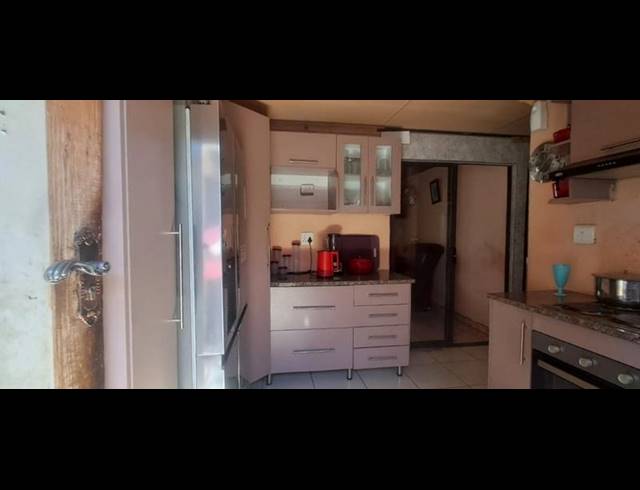 2 BEDROOM HOUSE FOR SALE IN STRETFORD